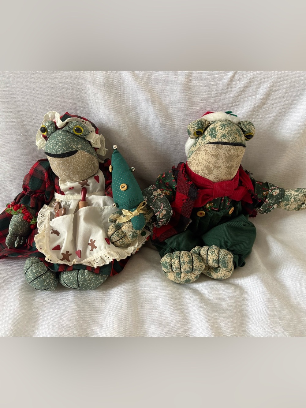 Vintage musical Christmas Holiday Frogs Couple Plush Décor